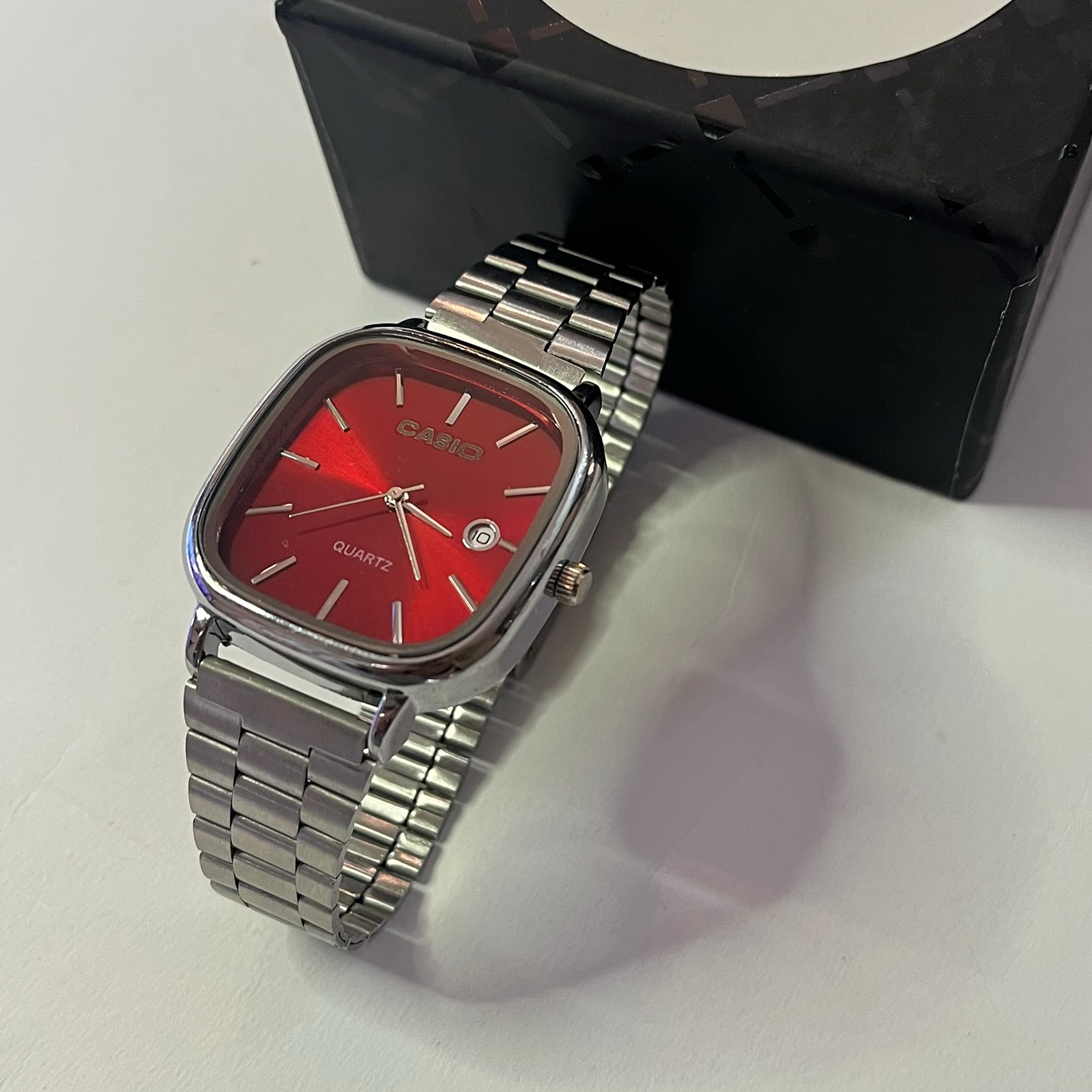 Cassio Quartz Watch Vintage Red Silver ChronoMist
