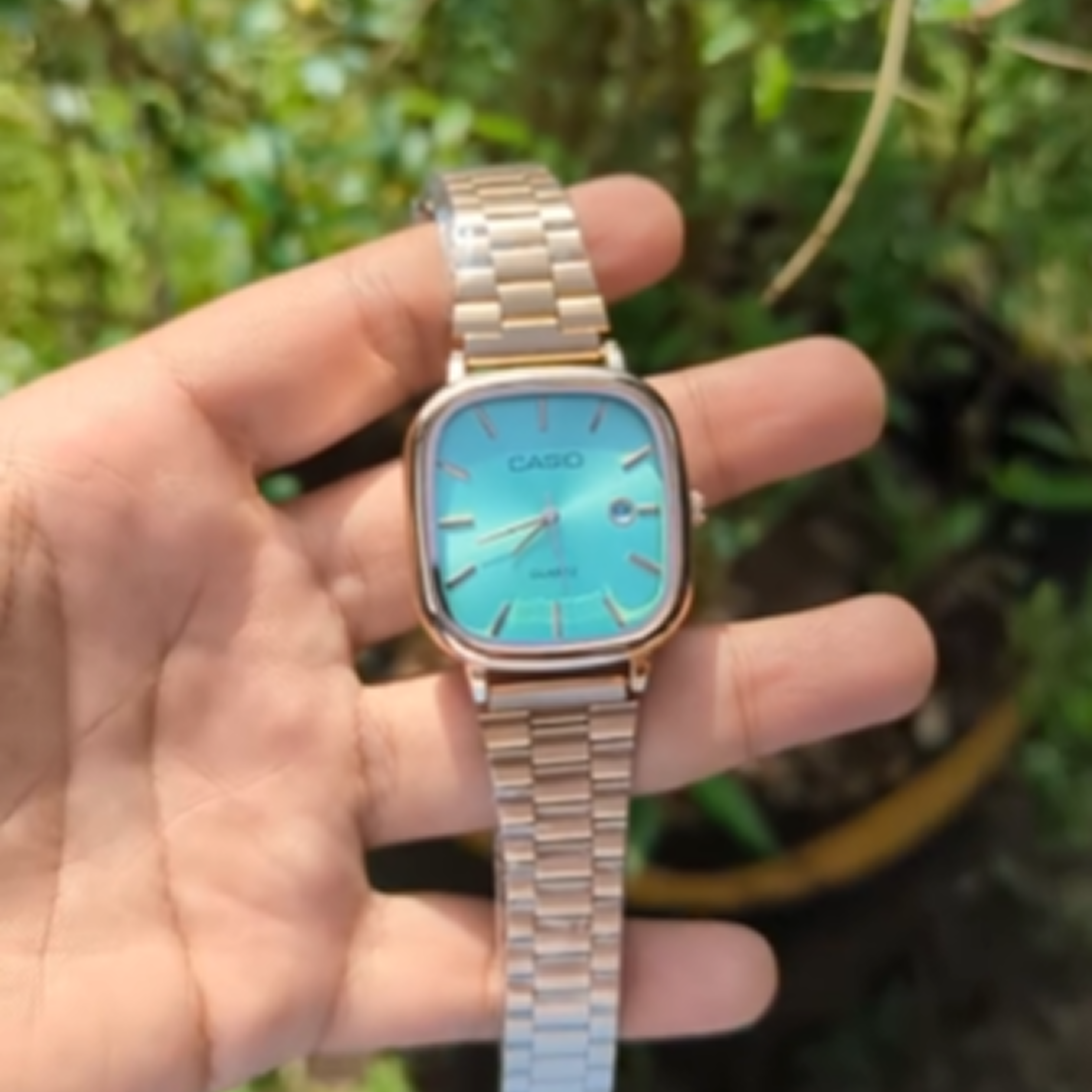 Cassiio Vintage-Inspired Green Dial Quartz Watch with Gold-Tone Bracelet ChronoMist