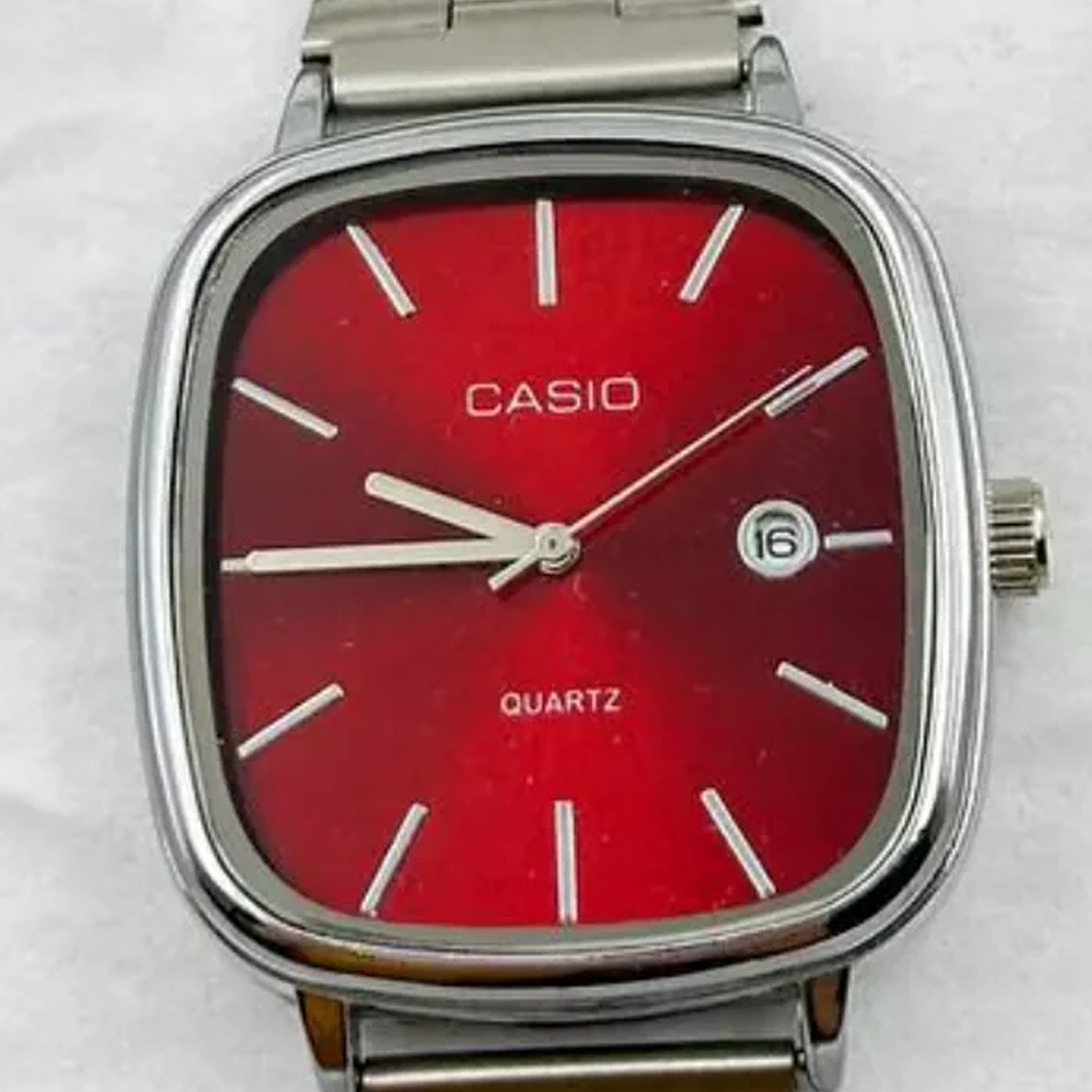 Cassio Quartz Watch Vintage Red Silver ChronoMist